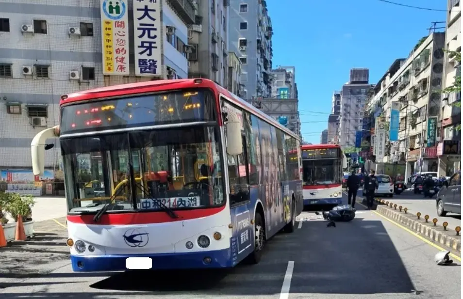 ▲22日上午，新北市中和區發生死亡車禍，一台公車與機車發生碰撞，60多歲女騎士重傷倒地，送醫搶救宣告不治，車禍發生原因及相關肇事責任歸屬，警方正調查釐清中。（圖／翻攝畫面）