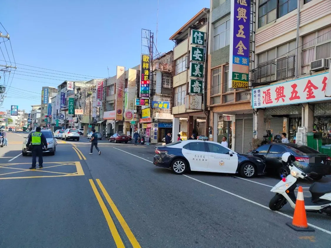 ▲巡邏警車遭追撞，路旁的自小客車被波及撞上。（圖／翻攝畫面）