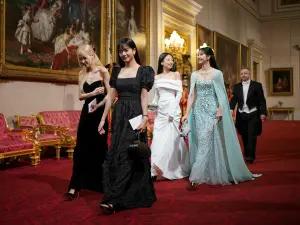▲BLACKPINK受邀參加白金漢宮國宴，4女盛裝打扮。（圖／美聯社）