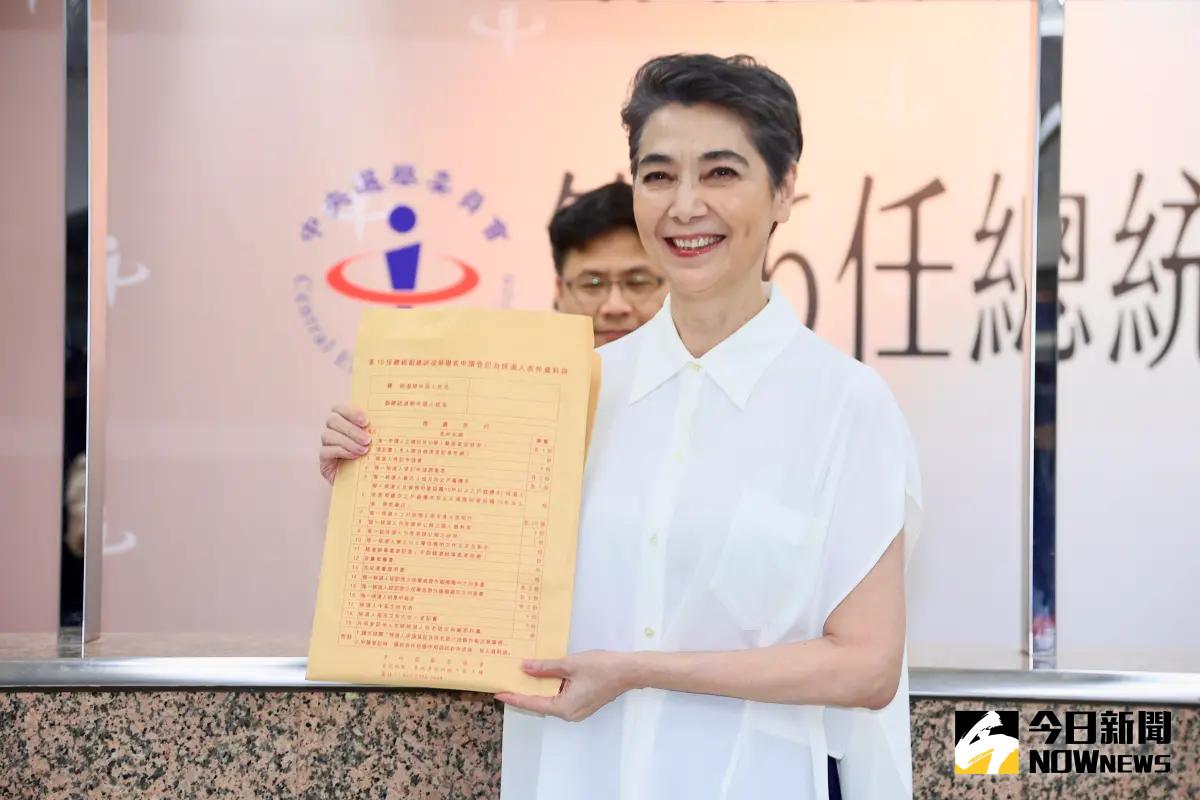 ▲郭台銘副手賴佩霞前往中選會領表，僅發表15秒聲明即快閃。（圖／記者陳明中攝，2023.11.22）