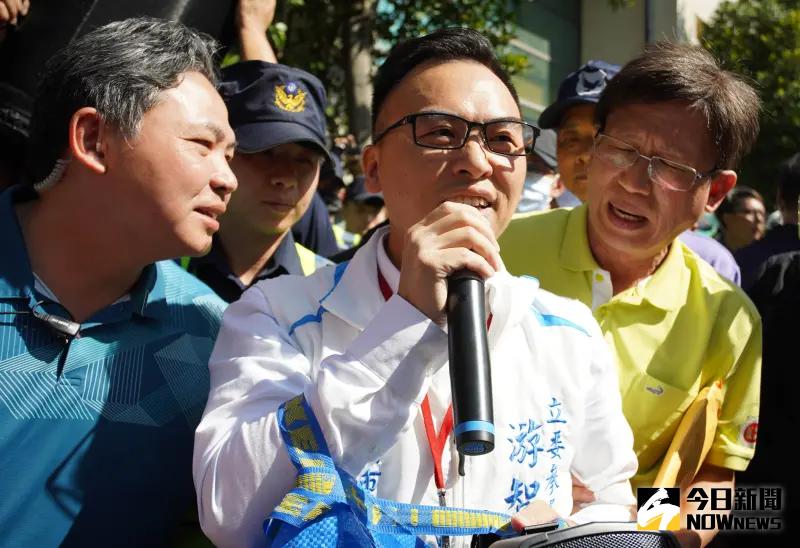 ▲新黨桃園立委候選人游智彬今天也來到選委會外，用大聲公向賴清德以及民進黨嗆聲。（圖／記者李春台攝，2023.11.22）