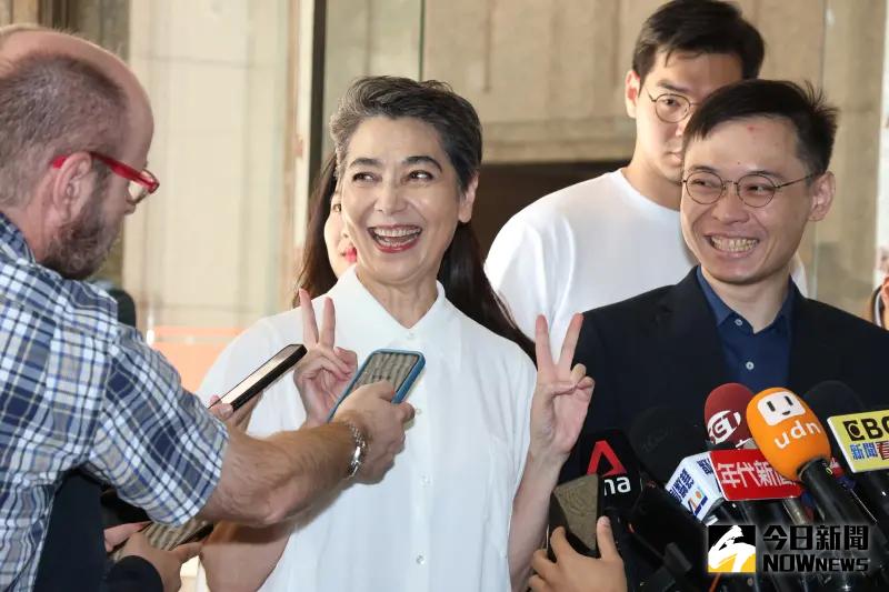 ▲郭台銘副手賴佩霞手比「耶」手勢。（圖／記者陳明中攝，2023.11.22）