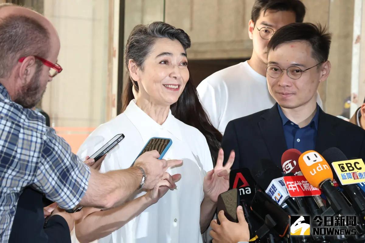 ▲郭台銘副手賴佩霞前往中選會領表。（圖／記者陳明中攝，2023.11.22）