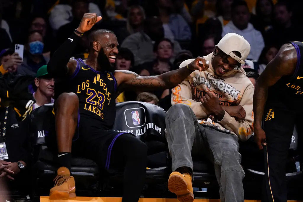 ▲LeBron James(左)達成生涯39000分的新里程碑，湖人大勝。（圖／美聯社／達志影像）