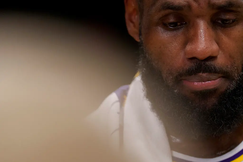 ▲LeBron James(左)達成生涯39000分的新里程碑，湖人大勝。（圖／美聯社／達志影像）