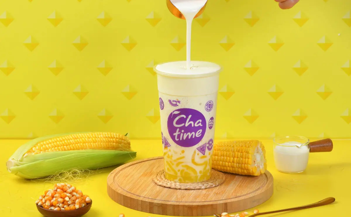 ▲不讓超商霜淇淋專美於前，手搖飲料Chatime日出茶太快閃開賣「玉米濃湯冰沙」，香濃起司奶蓋加入獨家黃色粉條、還撒上黑胡椒粒，感恩節衝擊開賣。（圖／六角國際提供）