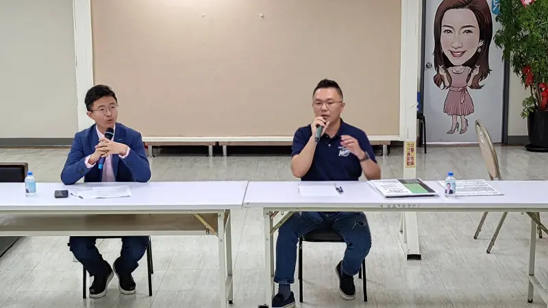 ▲張斯綱與侯漢廷今天在台北市議會6樓公開談論整合議題。（圖／記者邱新博攝，2023.11.22）