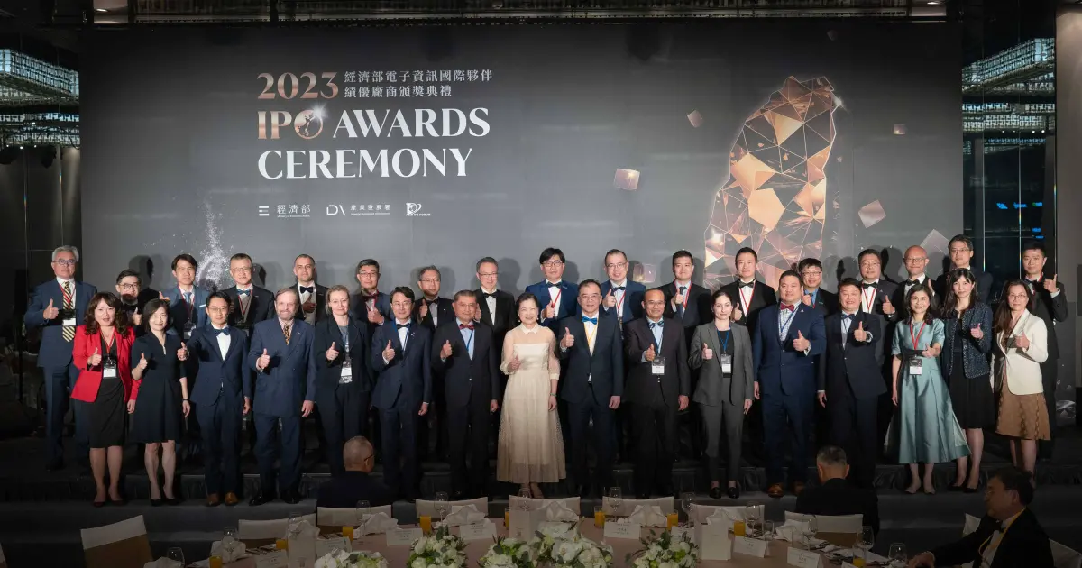 ▲經濟部王美花部長和得獎外商代表及與會長官貴賓合影。（圖／品牌提供）