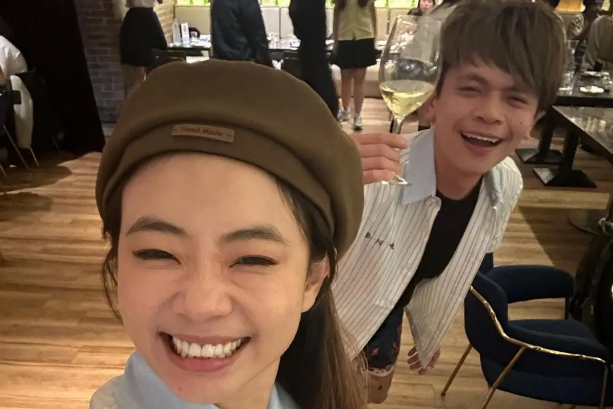 ▲蔡阿嘎老婆二伯（左）罕見公開兩人私密照，只見蔡阿嘎酒喝多之後，扛起老婆當場舌吻，下一秒卻跌坐在地上。（圖／二伯IG）