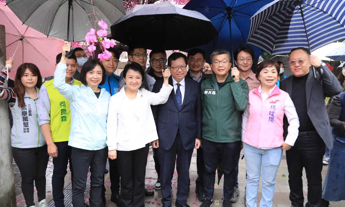 ▲民進黨批評盧秀燕平常握握手、選舉下毒手，圖為行政院副院長鄭文燦4月宣佈國漫館定址台中時，盧秀燕幫鄭文燦撐傘。（資料畫面／台中市政府提供，2023.11.22）