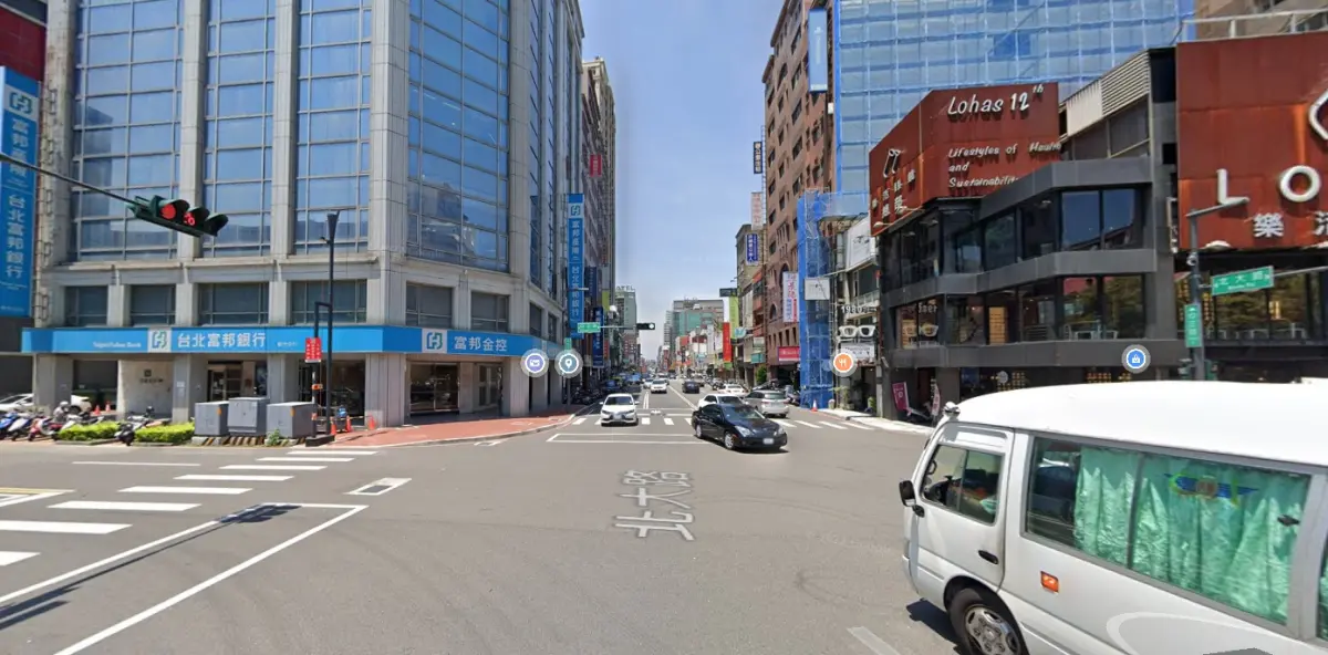 ▲女網友在臉書指出，昨（21）日上午經過世界街時，遭一名不認識的老婦推了一把。（圖／翻攝google地圖）