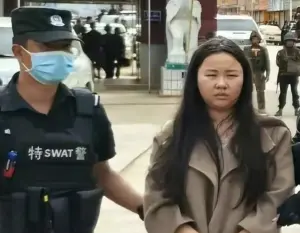 ▲明珍珍目前已被送往中國，警方將嚴厲偵辦她所涉入的案件。（圖／翻攝自微博）