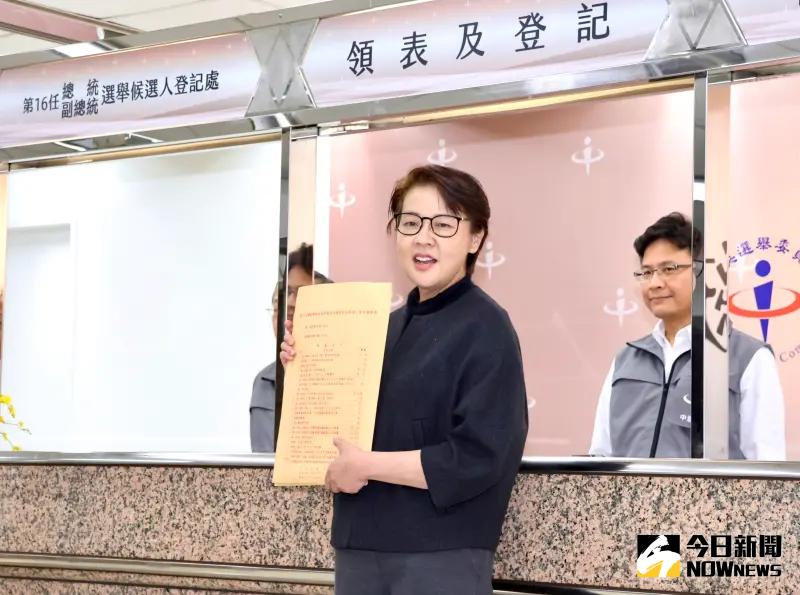 ▲柯辦總幹事黃珊珊代替柯文哲前往中選會領表。（圖／記者陳明中攝，2023.11.22）