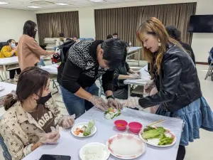 舌尖上的文化交流！手作越南春捲　新住民夫婦學習做料理
