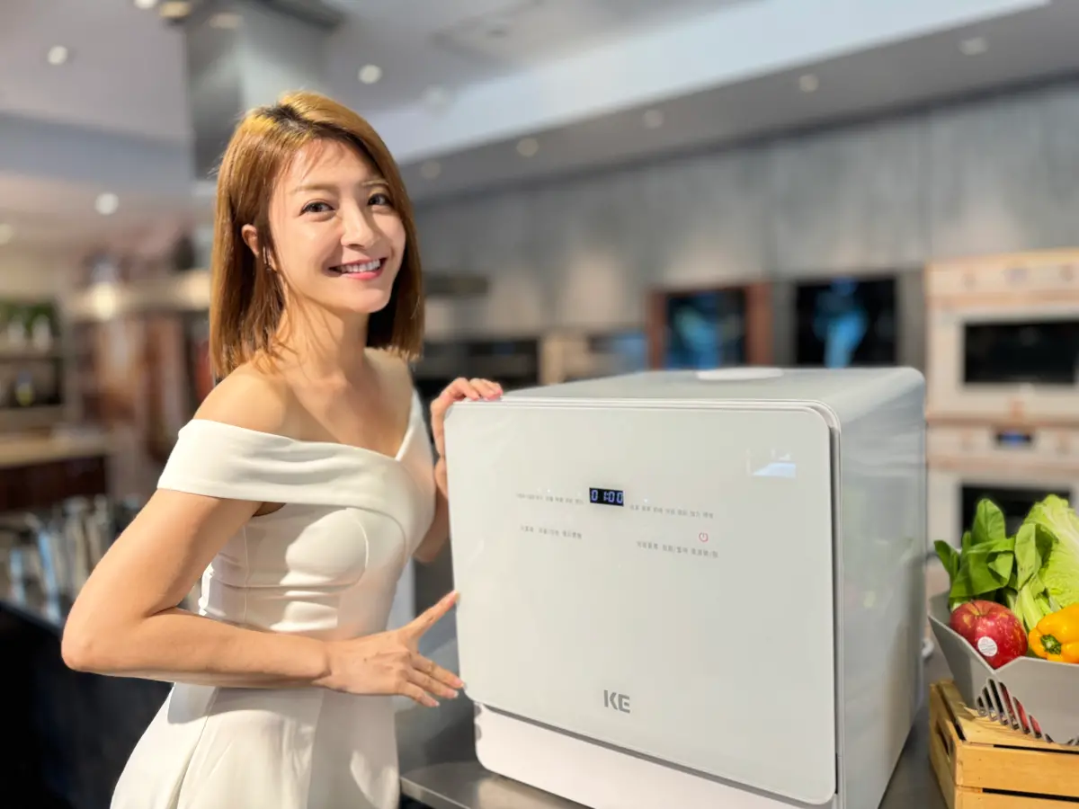 ▲嘉儀今（22）日正式公開首款自有品牌洗碗機，推出KE桌上型洗碗乾燥機，免安裝即可使用。（圖／記者周淑萍攝）