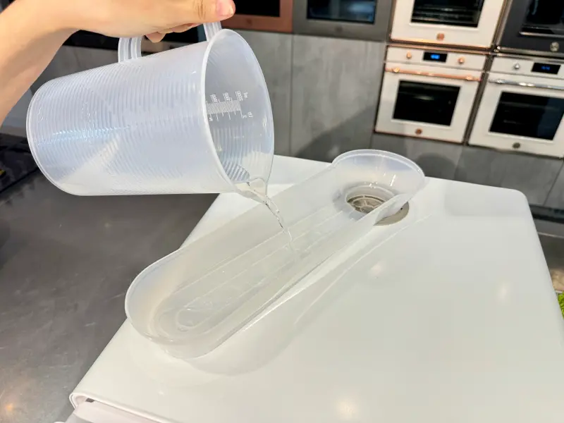▲清洗前需要手動注水到水箱內。(圖/記者周淑萍攝)