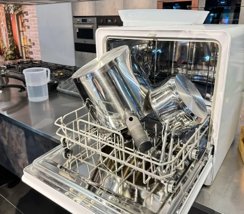 ▲嘉儀KE桌上型洗碗乾燥機,如果要洗較大的湯鍋可能需要把上碗籃拆掉才能使用。(圖/記者周淑萍攝)