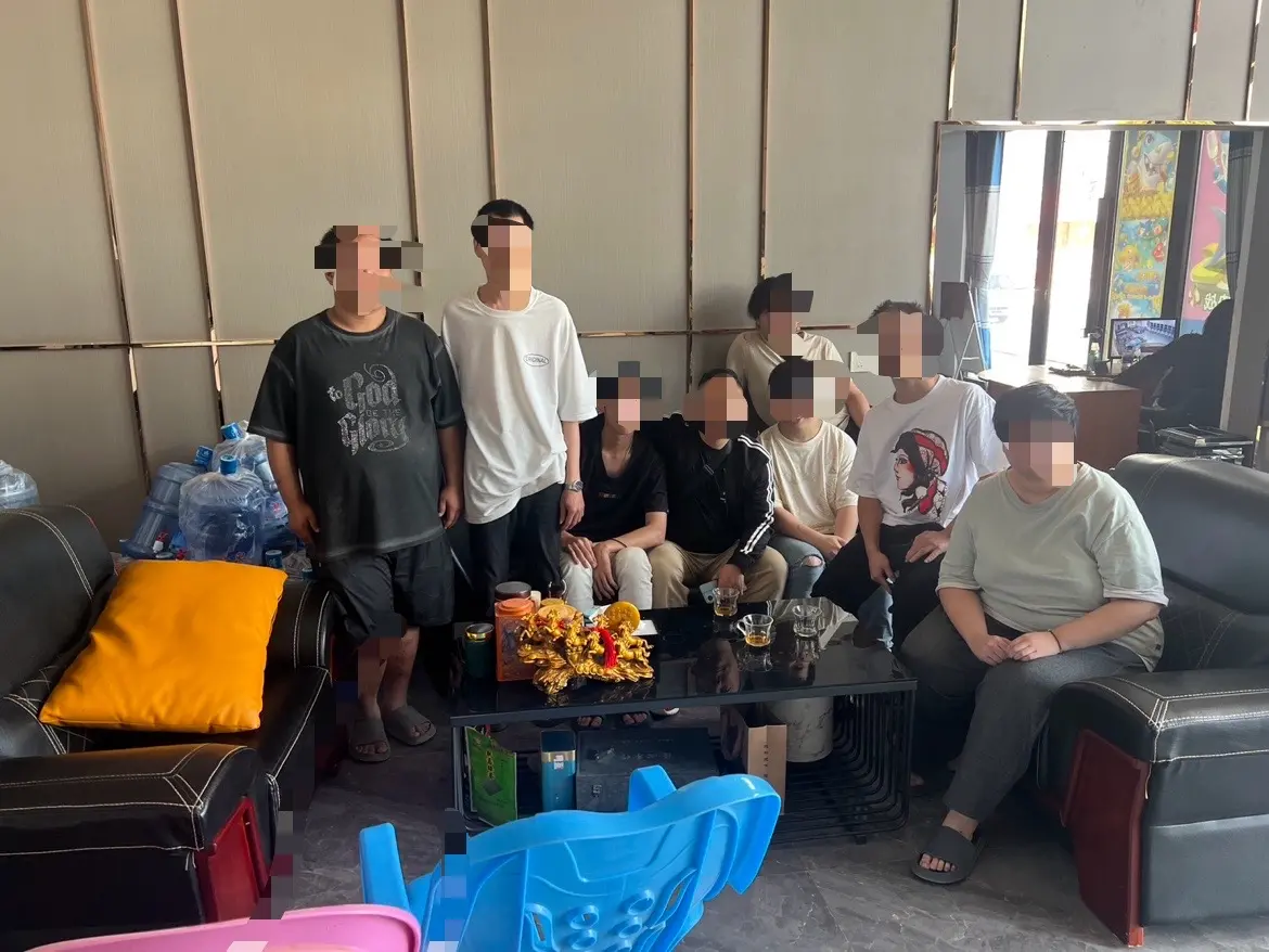 ▲緬甸北部果敢老街爆發武裝衝突，多個詐騙園區解散後，上百名被囚禁的台灣人逃出園區。圖為安置中等待救援的台灣人。（圖／前全球反詐騙組織成員Sammy提供）