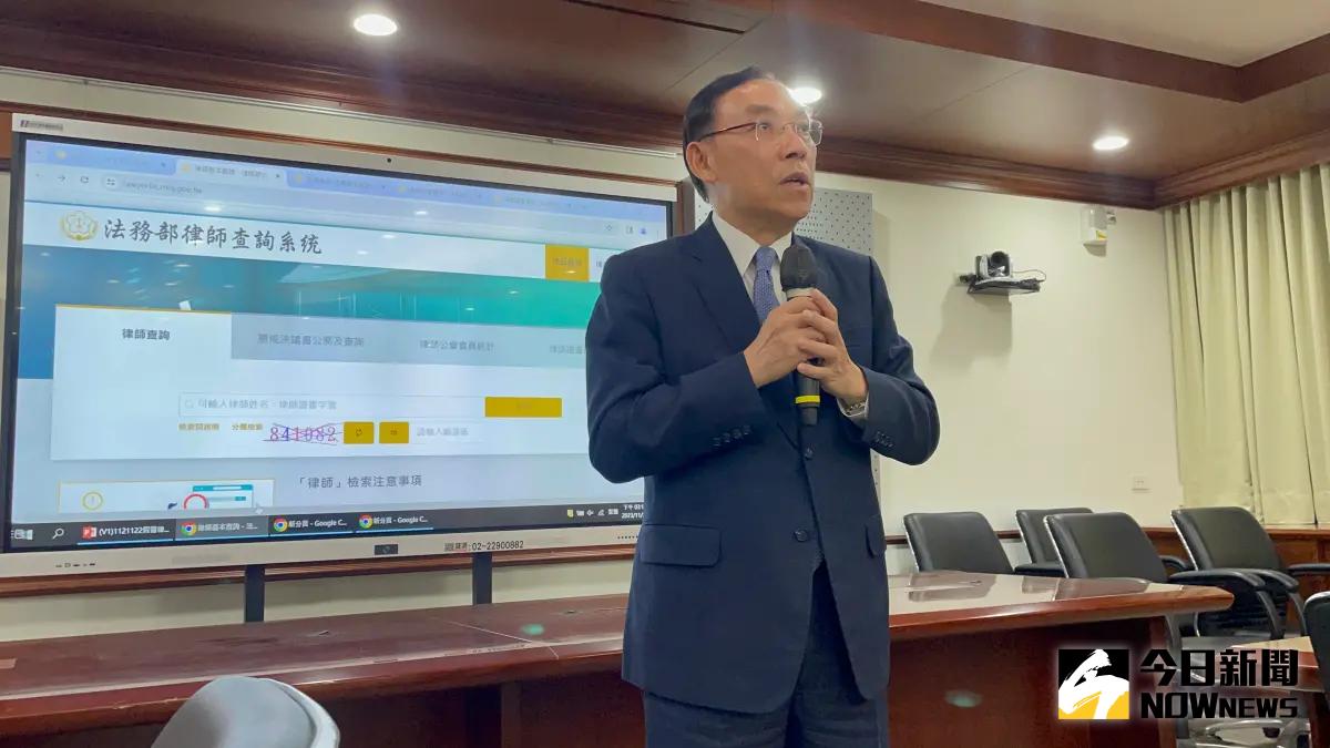 ▲法務部長蔡清祥要求檢察司教學法務部律師查詢系統如何使用（圖／記者潘千詩攝，2023.11.22）