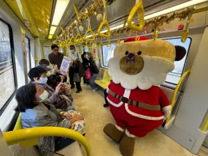 桑新北歡樂耶誕城塔熊搭乘「雪粼列車」邀請民眾來新北歡樂耶誕城。(圖 /新北市政府觀光旅遊局提供) ▲新北歡樂耶誕城桑塔熊搭乘「雪粼列車」邀請民眾來新北歡樂耶誕城。(圖 /新北市政府觀光旅遊局提供)