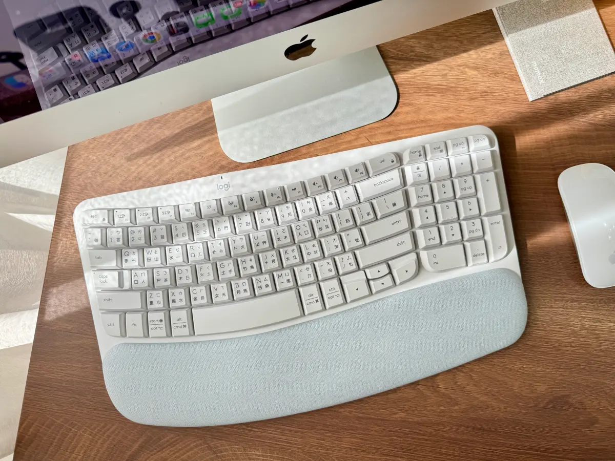 ▲實測羅技最新Wave Keys鍵盤，採用人體工學設計，減少手腕和肩頸負擔。（圖／記者周淑萍攝）