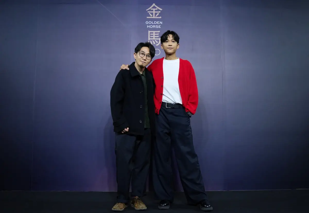 ▲鄭中基在《年少日記》中痛甩兒子巴掌，導演卓亦謙（左）揭他私下其實是暖男，右為盧鎮業。（圖／金馬執委會）