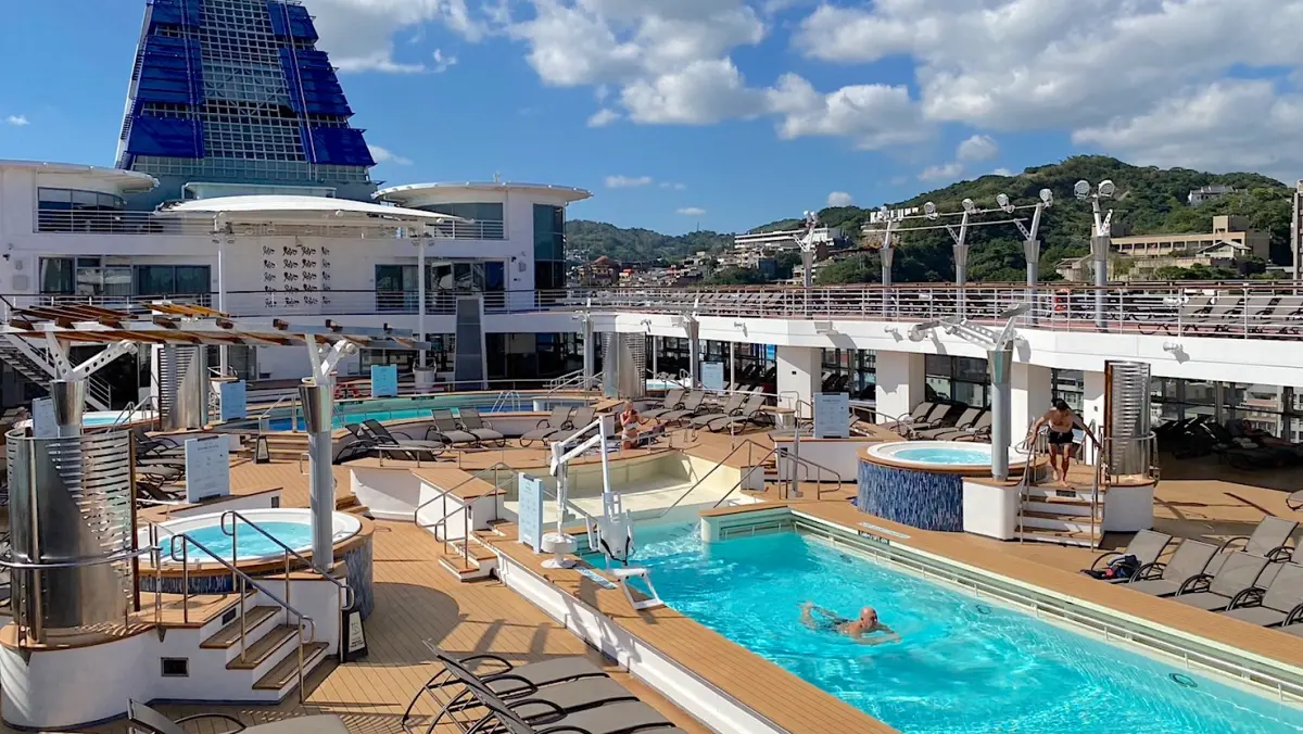 ▲開箱「海上星級酒店」名人千禧號，環繞落地窗設計的海景咖啡廳好美！無障礙友善設施方便輪椅族，一同暢遊日本環島之旅航程。現在舉辦抽獎15位「一日郵輪玩家」免費登船體驗。（圖／記者蕭涵云攝）