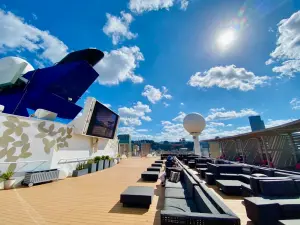 ▲超Chill的「Rooftop Terrace海上露天電影院」。（圖／記者蕭涵云攝）