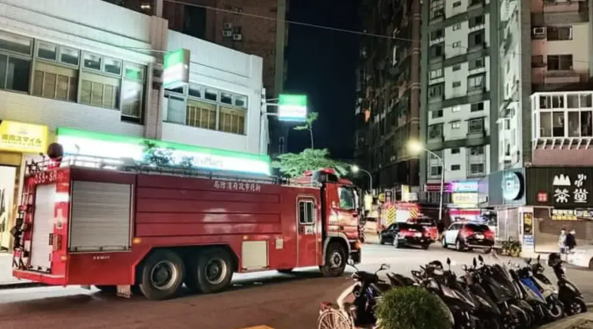 ▲新北市林口區發生一起一氧化碳中毒事件，一名27歲張姓男子敲了妹妹房門時，發現不管是敲門還是叫喚都無人回應，立即破門後才發現妹妹與男友一起倒臥在地板上昏迷，嚇得立刻報警將2人送醫。（圖／翻攝記者爆料網）