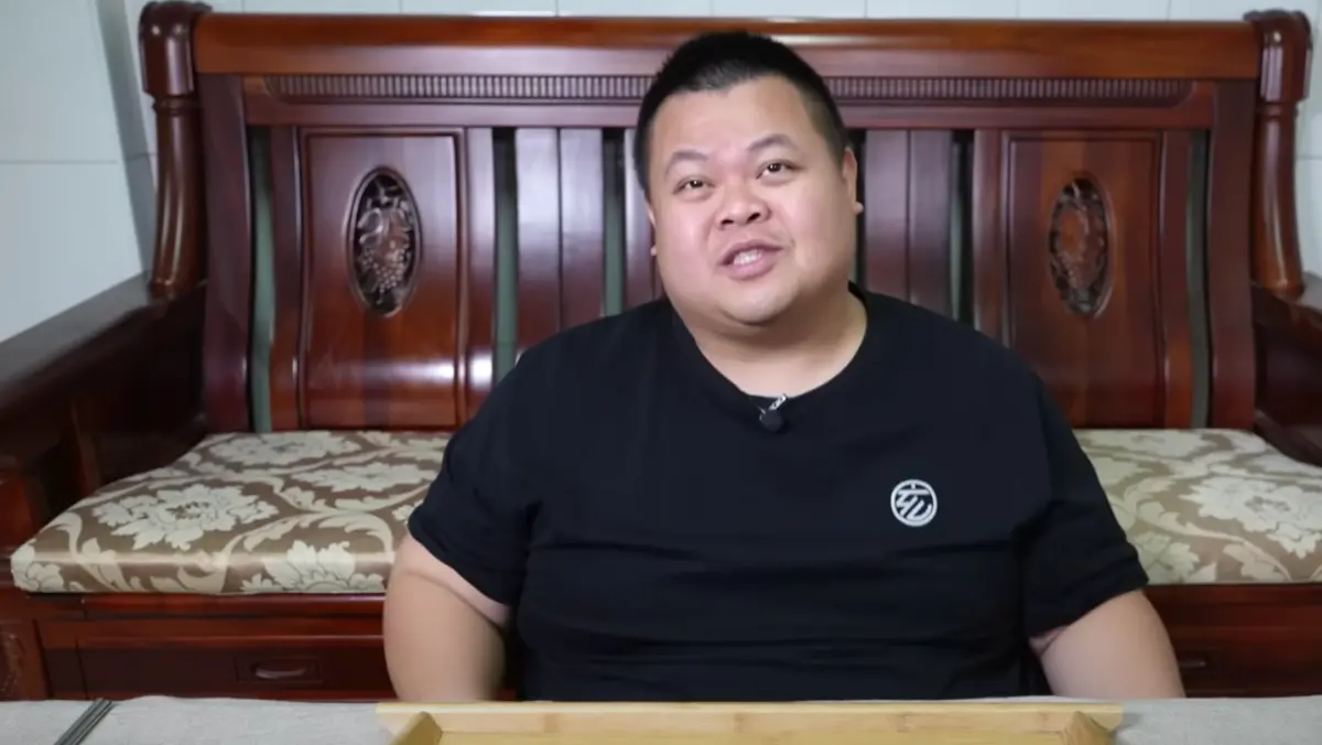 ▲YouTuber大蛇丸以吃播類節目型態走紅，不過近年不少人擔心蛇丸的身體健康問題，引發討論。（圖/YT@大蛇丸）