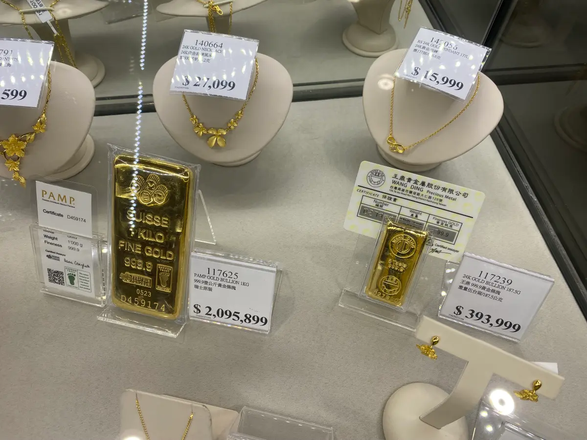 ▲美國理財達人Humphrey Yang分享，自己去年花2359.99美元在好市多購入1盎司金條，僅11個月後就以2955美元轉售，獲利約596美元（約新台幣1.8萬元）。（圖／記者徐銘穗攝）