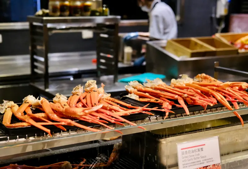 ▲日本三大名蟹之一的松葉蟹，又稱雪蟹，今年開始，全台許多吃到飽餐廳都提供松葉蟹腳，共計8家餐廳，《NOWnews》盤點松葉蟹吃到飽的最低價位。（圖／記者葉盛耀攝）
