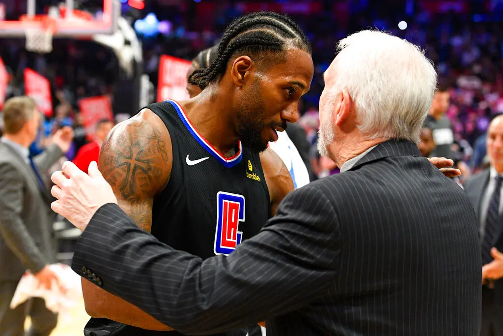 ▲Kawhi Leonard重返聖城，卻遭到馬刺球迷噓聲伺候。這時為他挺身而出的是昔日恩師Gregg Popovich。（圖／美聯社／達志影像）