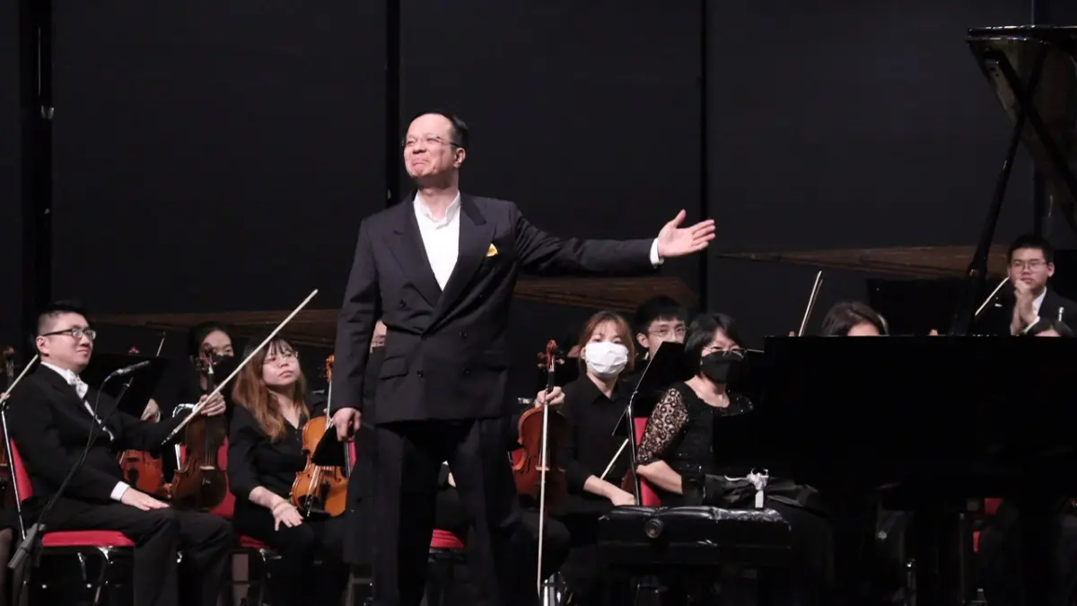 ▲鋼琴演奏家陳瑞斌與樂團演出後獲得觀眾滿堂彩，熱情向觀眾致意。（圖／高市府客委會提供）