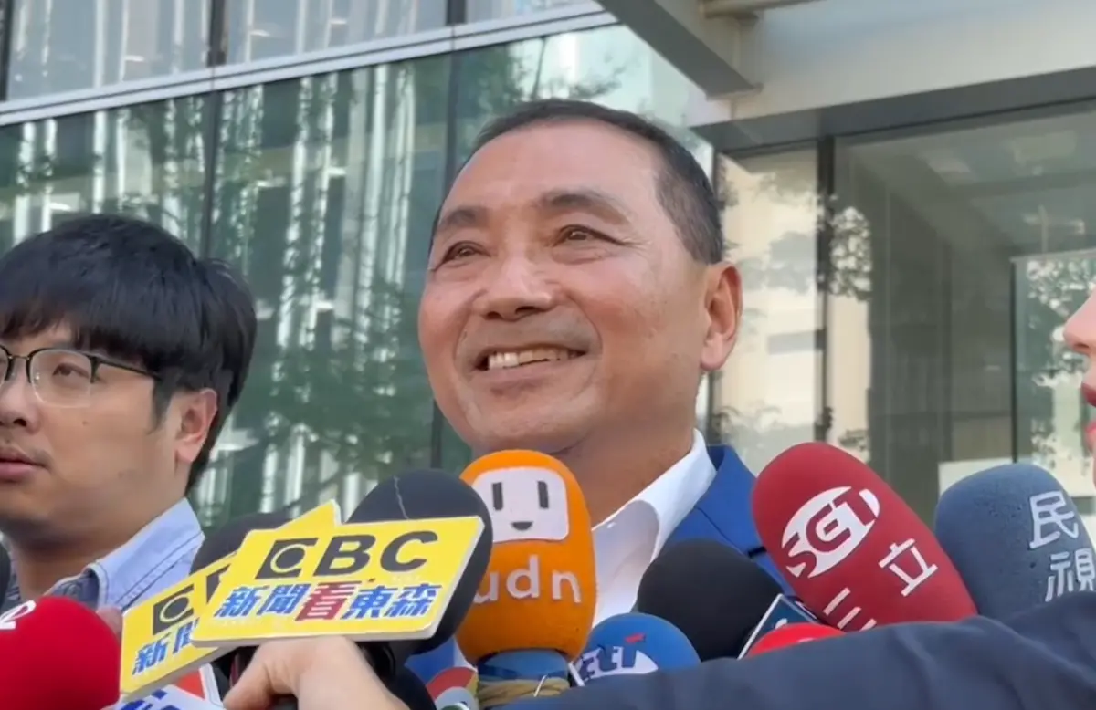 ▲侯友宜抵達馬辦，等待柯文哲來會面。（圖／記者余祥攝，2023.11.23）