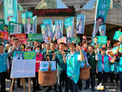 黃國書移交清冊給江肇國 送進立法院 ▲立委黃國書交棒傳承江肇國送進立法院(圖/柳榮俊攝2023.11.23)