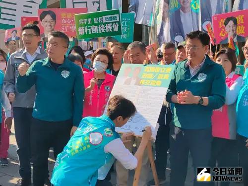 黃國書移交清冊給江肇國 送進立法院 ▲立委黃國書拿出移交清冊,由立法院副院長蔡其昌擔任監交官,給江肇國落實對鄉親的允諾。(圖/柳榮俊攝2023.11.23)