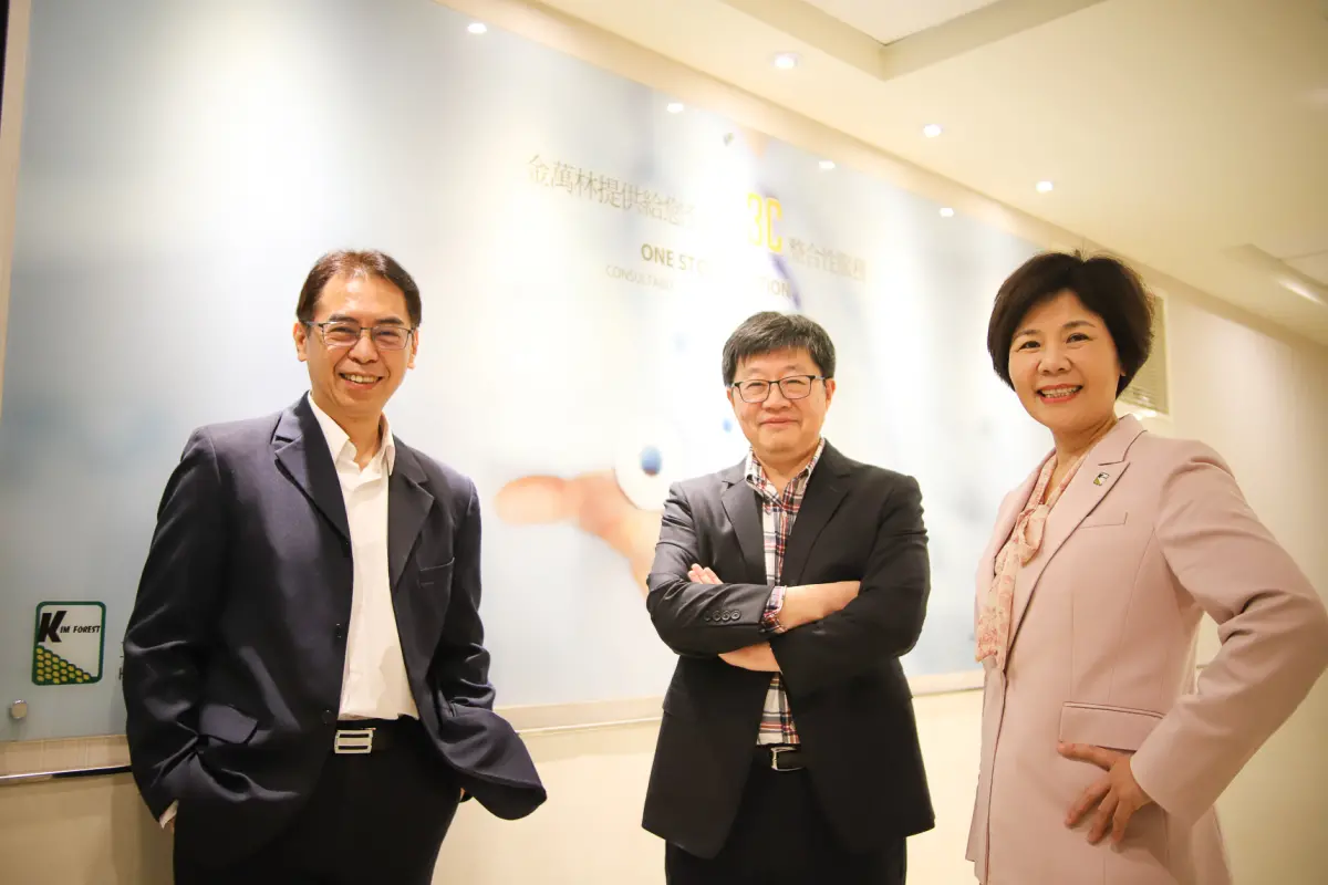 ▲國內基因檢測儀器與服務大廠金萬林（股票代碼6645）近期舉辦上市前業績發表會。右起：金萬林創辦人陳惠娥、董事長吳品聰、總經理楊文明。（圖／業者提供）