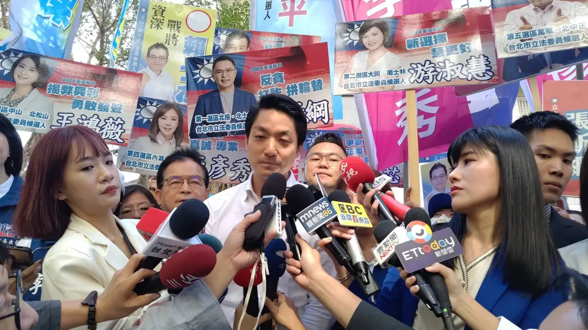 ▲蔣萬安陪同北市立委參選人登記並接受聯訪。（圖／記者邱新博攝，2023.11.23）