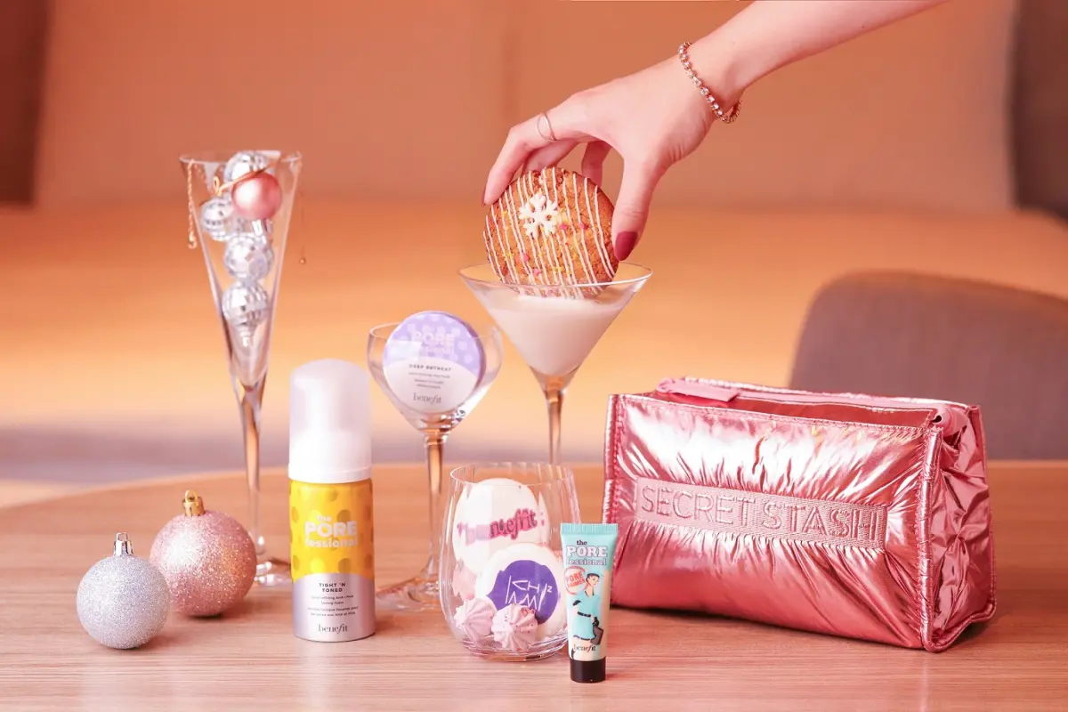 ▲台北趣淘漫旅首次與美國知名彩妝品牌Benefit貝玲妃，聯名推出「CHAM玩美樂園」聖誕住房專案，入住每晚3,199元起。（圖／台北趣淘漫旅提供）