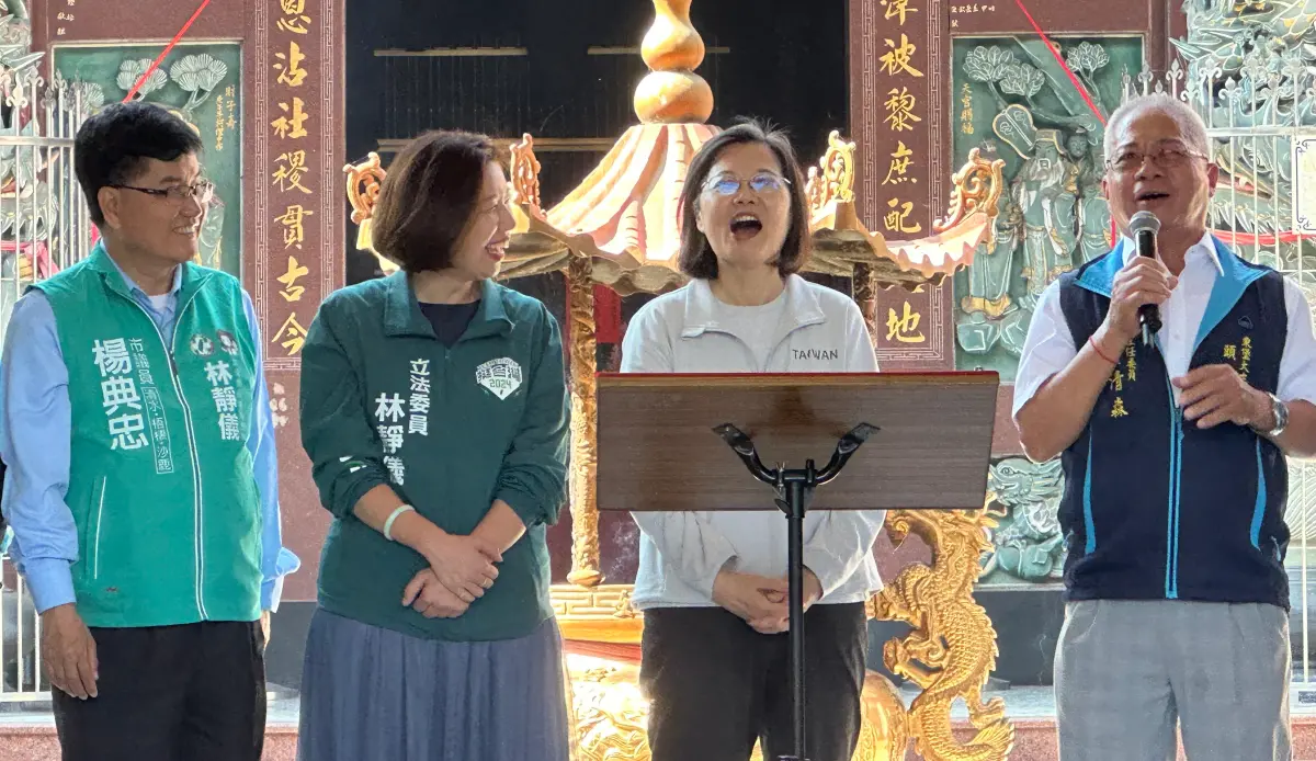 ▲蔡英文硬是擠出時間，從成功嶺衝到烏日助陣林靜儀，笑得非常開心。（圖／記者顏幸如攝，2023.11.23）