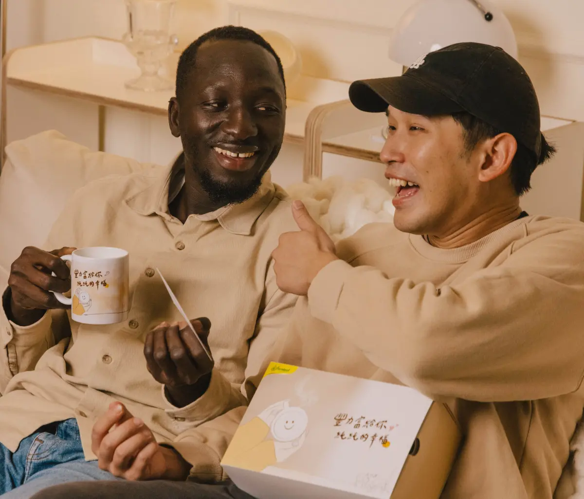 ▲知名Youtuber黑龍透過豐力富幸福禮盒活動，向經紀人Jason表達朋友間的感謝之意。（圖／黑龍提供）