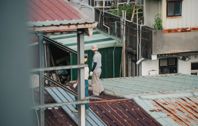 ▲4張家自行僱人拆除違建，高空作業拆除人員竟無配戴安全帽、綁安全繩。（圖／林亮君辦公室提供）