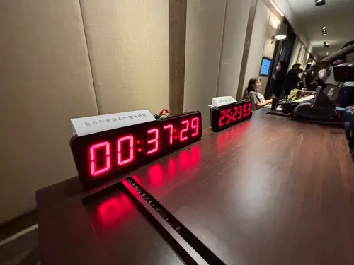 ▲郭辦特別在君悅飯店準備倒數計時鐘。（圖／記者呂炯昌攝，2023.11.23）