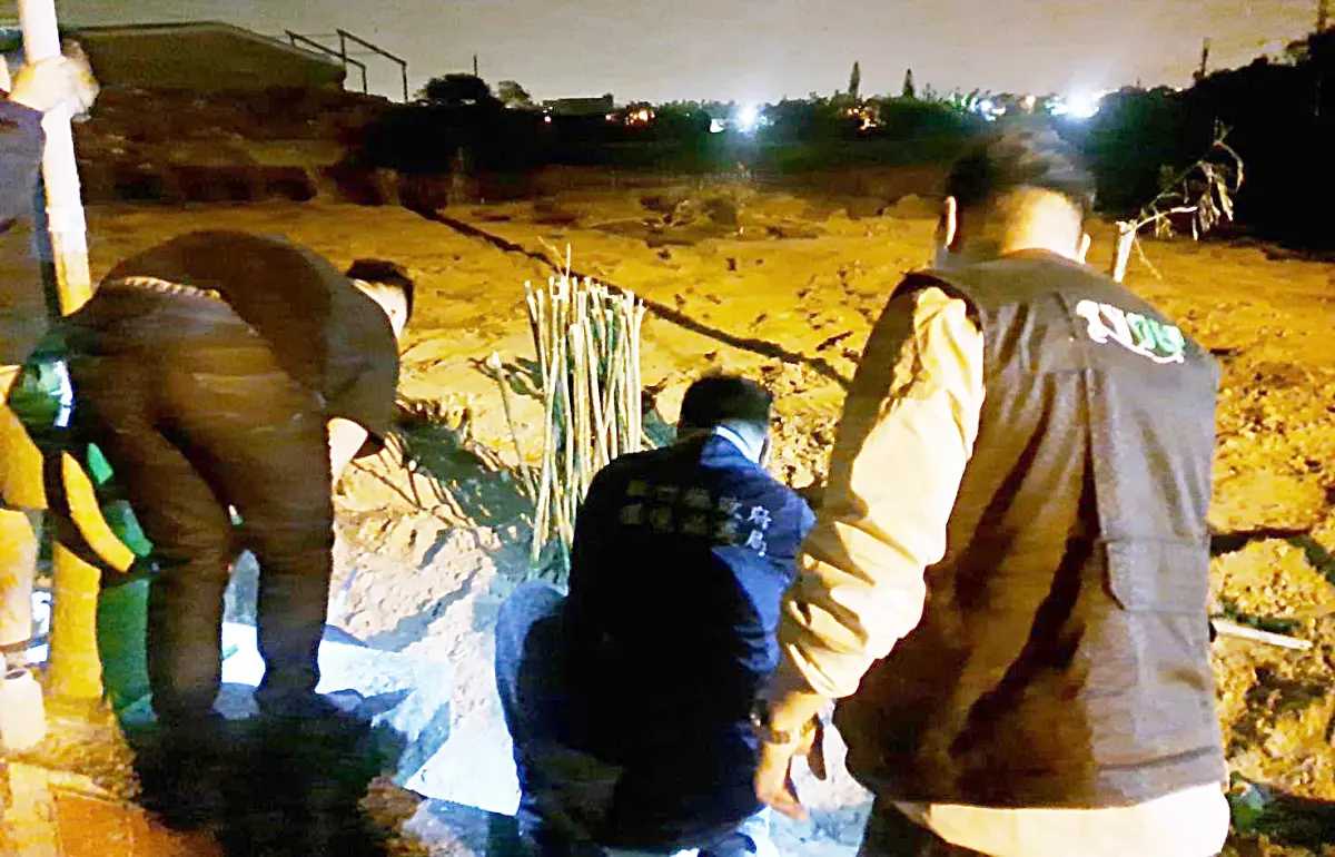 ▲環保公司將廢水排入福興溪，導致溪水傳出陣陣惡臭，出現大量魚蝦螃蟹暴斃事件。桃園市環保局接獲陳情立即會同新竹縣環保局人員共同到場稽查。（圖／桃園市環保局提供）