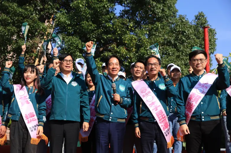 ▲賴清德今天再度南下合體高雄競選總部主委陳其邁市長以及8名黨籍立委參選人進行聯合登記，力拚8席立委全壘打、總統票拿超過100萬票。(圖／賴清德競選部提供)