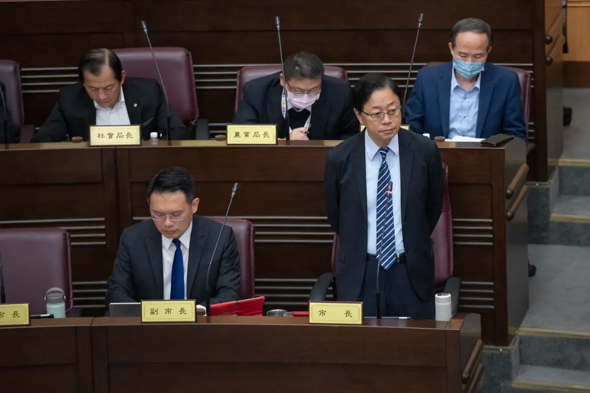 ▲張善政今天宣布，市府自12月1日起，開放計程車在公有26處路外立體停車場一小時停車費減免，後續還會研議提供優良駕駛肺癌篩檢服務。（圖／桃園市政府提供）