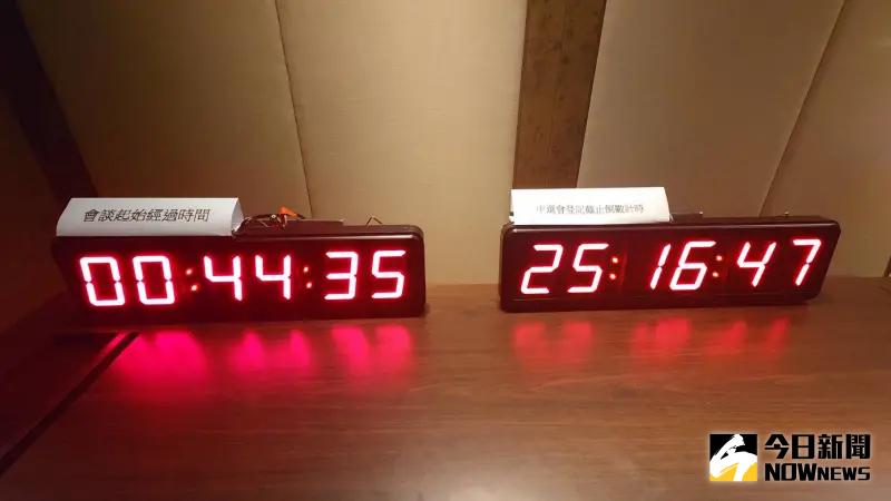 ▲郭台銘、柯文哲擺出倒數計時器，等待侯友宜到君悅飯店。（圖／記者葉政勳攝，2023.11.23）