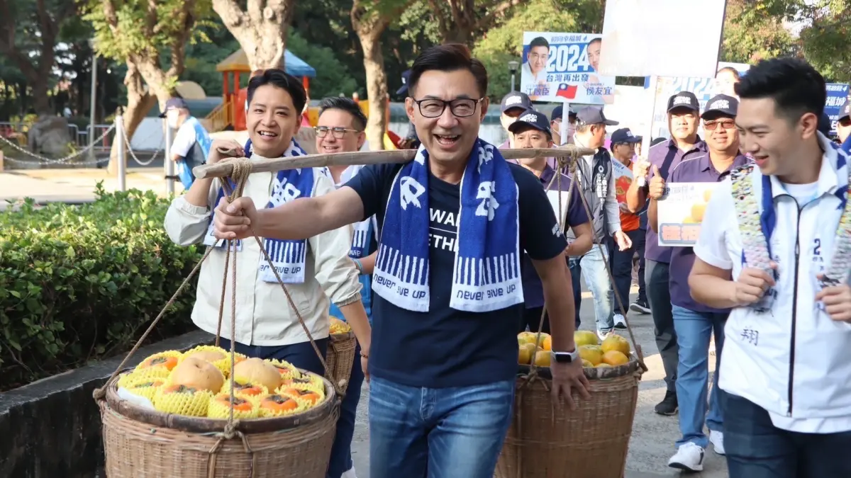 ▲一早未到上班時間，江啟臣便扛著扁擔出現在台中市選委會前。（圖／江啟臣辦公室提供，2023.11.23）