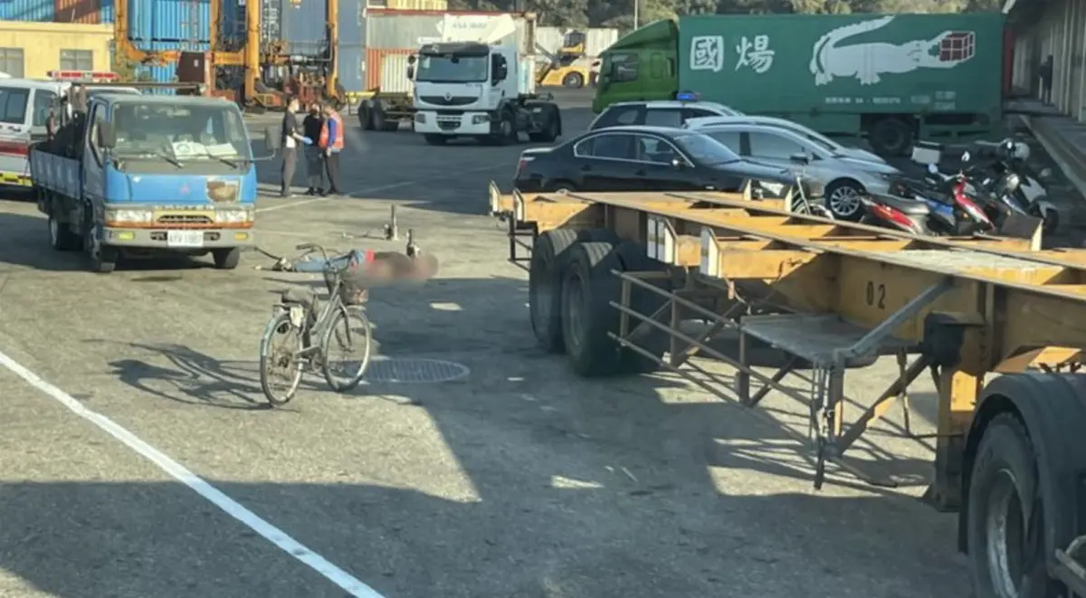 ▲22日下午3時許，一輛拖板車在台中港爆胎，江姓駕駛找來輪胎行賴姓師傅到場補胎，但江姓駕駛疑似不知道賴姓師傅還在車輪旁維修，竟然直接發動車子往前開，導致賴男當場慘死輪下。（圖／翻攝畫面）